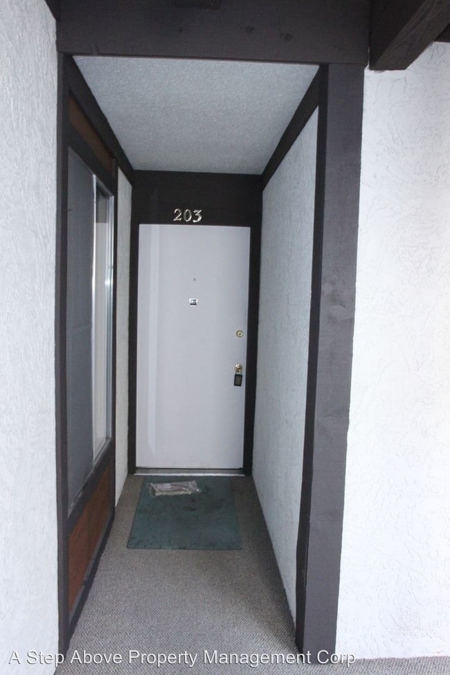 Building Photo - 3156 Lakeside Dr