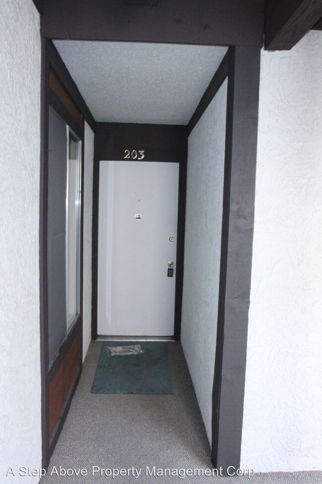Foto del edificio - 3156 Lakeside Dr