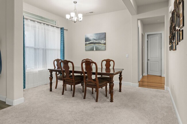 Foto del edificio - 690 Rose Ln