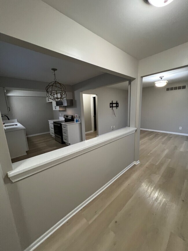 Building Photo - 16974 Cristina Ct