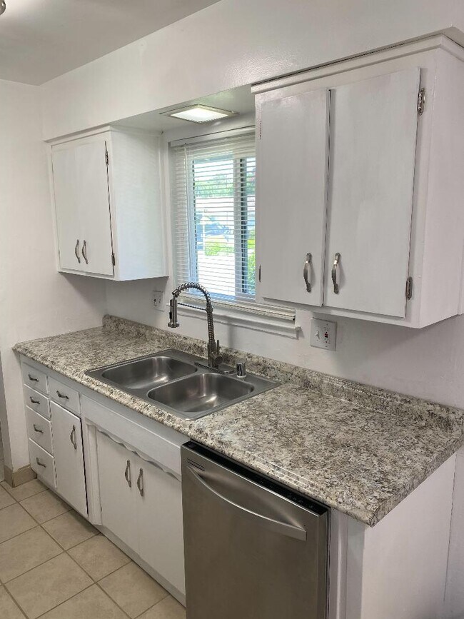Kitchen 2 - 1062 Lake Glen Way