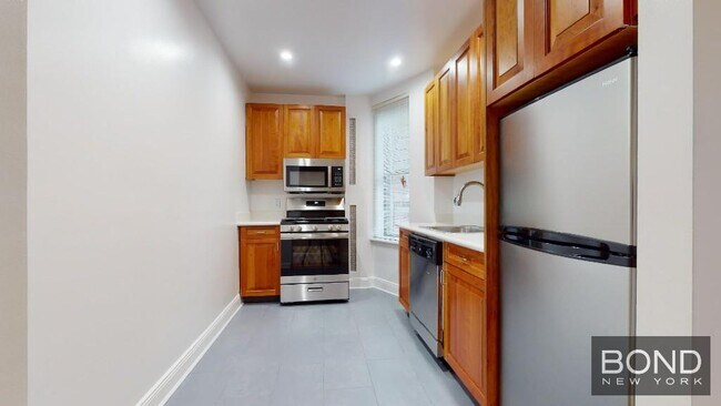 Building Photo - 200 Riverside Dr