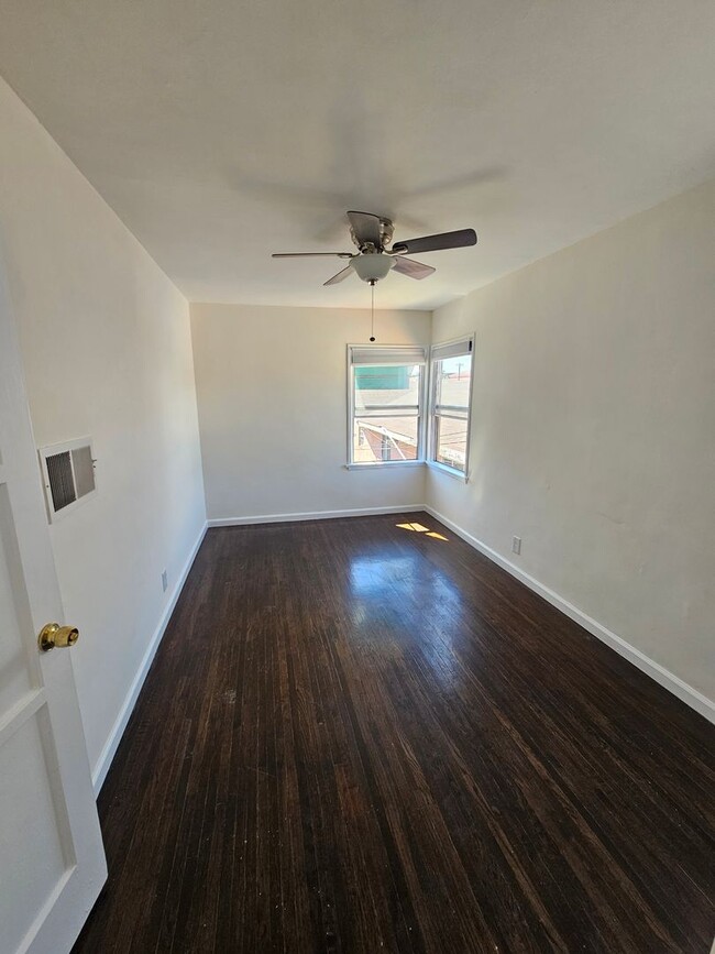 Building Photo - 1448 S Dunsmuir Ave