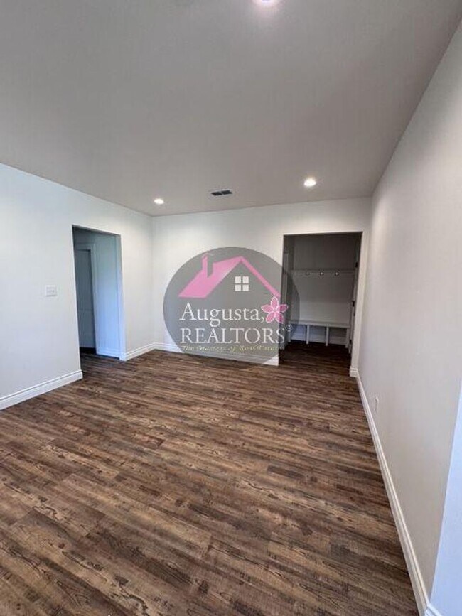 Building Photo - Sawdust Duplex
