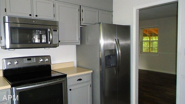 Building Photo - 4 br, 2 bath House - 2102 Collier Dr