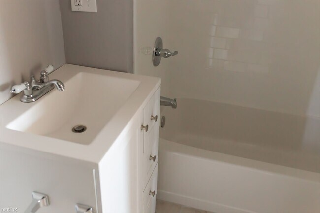 Foto del edificio - 2 br, 1 bath  - 112 Maple St Fl3