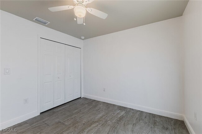 Foto del edificio - 2403-2405 Maple Ave