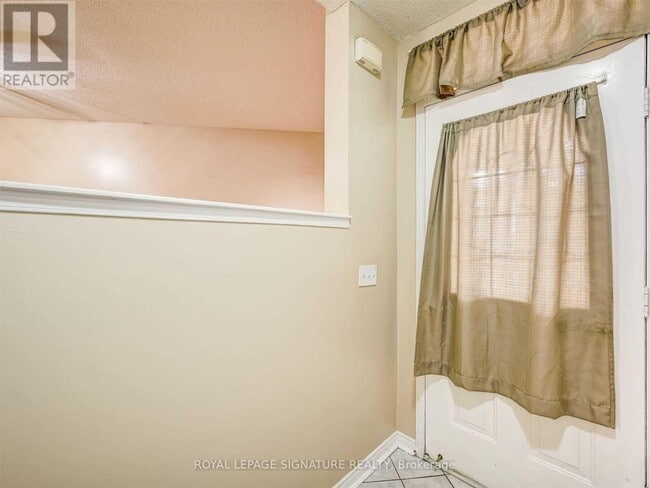 Building Photo - 833 Scollard Ct