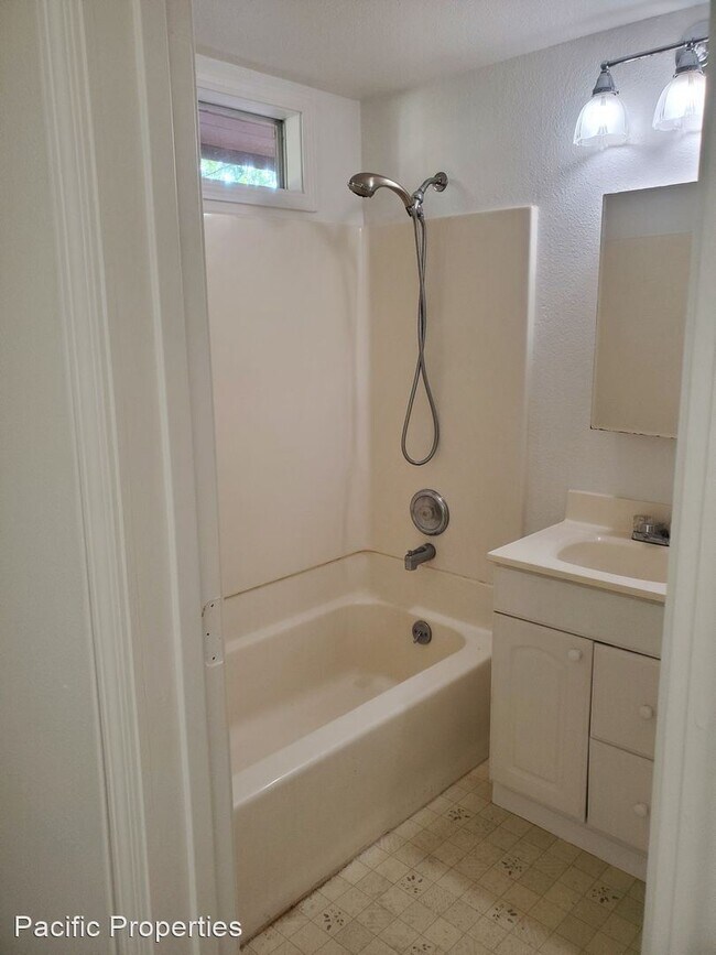 Building Photo - 2 br, 1.5 bath House - 771 East Cotati Ave...