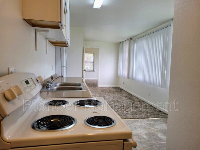Building Photo - 1063 NE Barager Ave