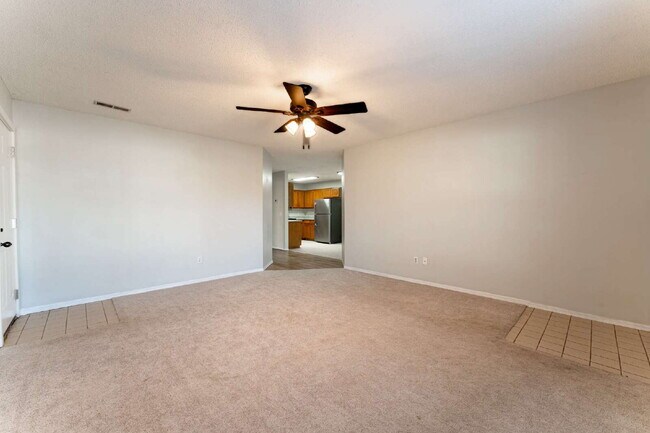 Foto del edificio - "Charming 2-Bed, 2-Bath Duplex with Granite Touches on Samantha Street!"