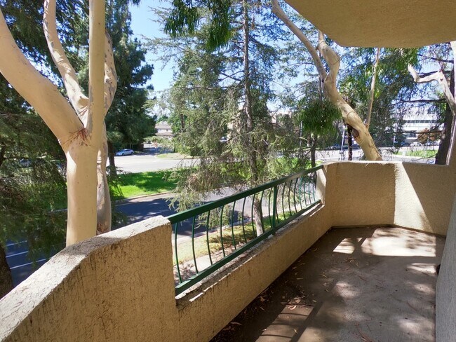 Building Photo - 5420 Sylmar Ave