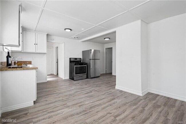 Building Photo - 3 br, 1 bath House - 428 W 109th St