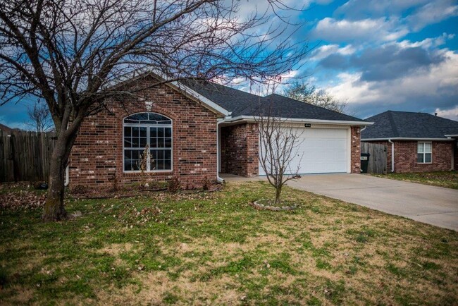 Building Photo - 1013 Applewood Cir