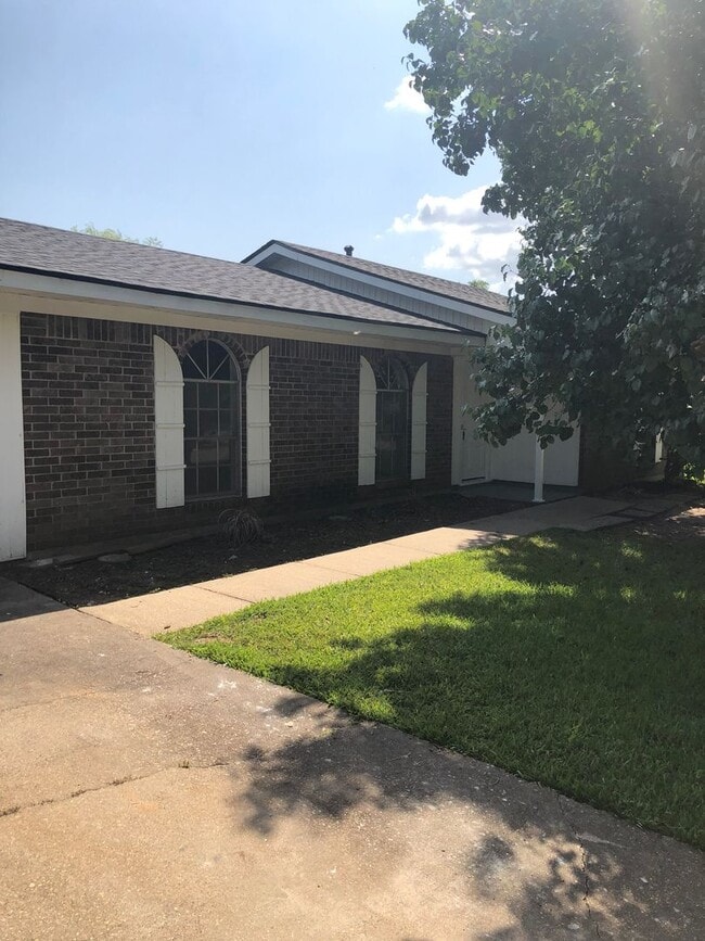 Building Photo - *250 Off First Month's Rent Move In Specia...