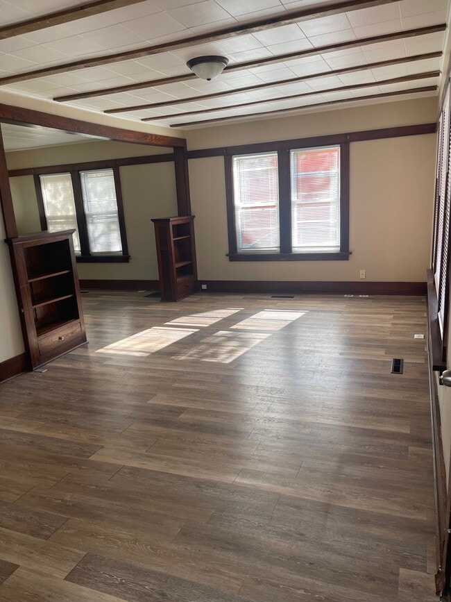 Foto del edificio - 1337 Nelson Ave