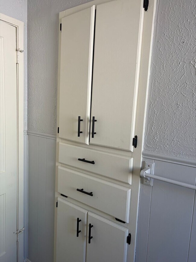 Building Photo - Cute two bedroom home with walking distance to elementary school