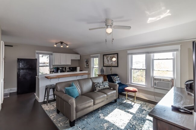 Building Photo - 714 N Broadway Ave