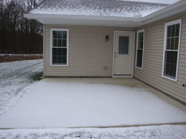 Partially covered rear patio - 32 Klines Cv