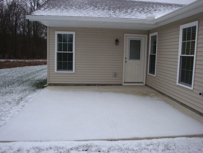 Partially covered rear patio - 32 Klines Cv