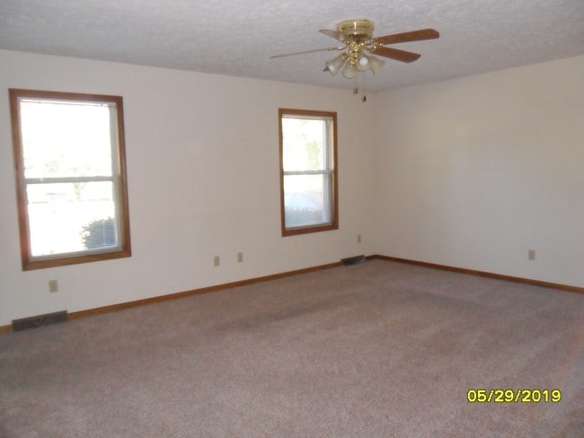 living room - 302 N Ireland Blvd