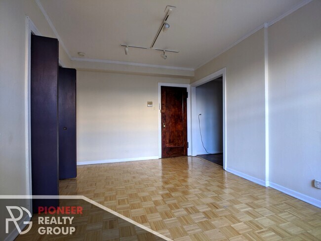 Foto del edificio - 739 W Belmont Ave
