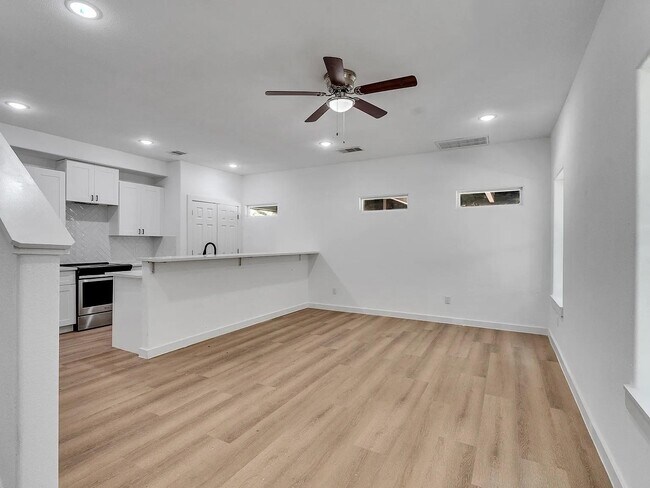 Building Photo - 8415 Mahalia Dr
