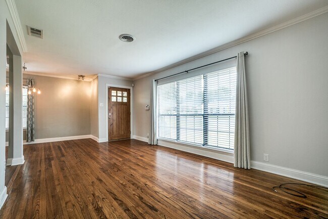 Building Photo - Airy and Light 3/2 in Established Dallas Neighborhood For Rent!
