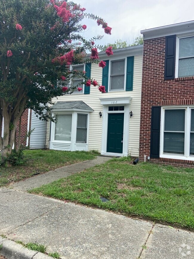 Building Photo - 102 Yearling Ct