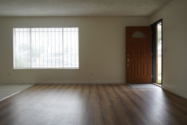 Foto del edificio - 12149 Alondra Blvd