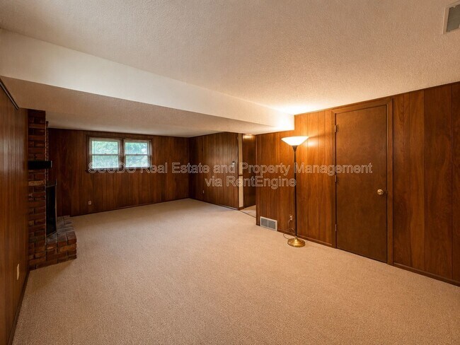Building Photo - 8806 Crescent Ave