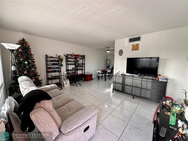 Building Photo - 4263 Oak Terrace Dr