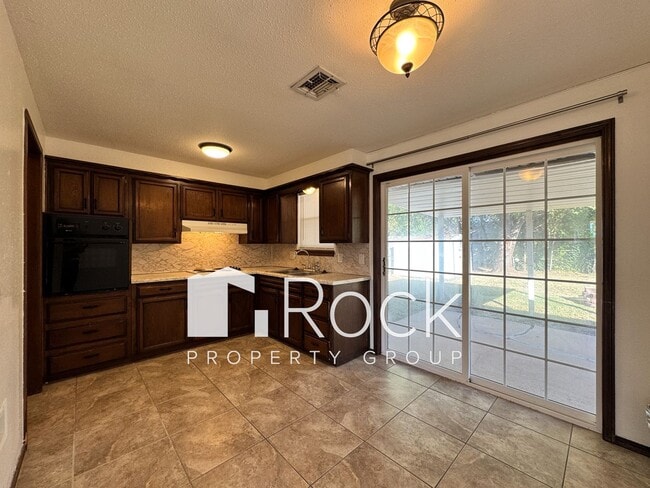 Building Photo - 3Bed/1Bath Home in Moore with Covered Fron...