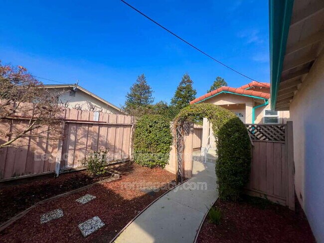 Building Photo - 3884 Bayview Cir