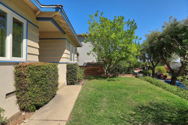 Building Photo - 3741 El Moreno St