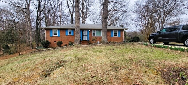 Building Photo - Large brick rancher in Chesterfield County with private back yard.