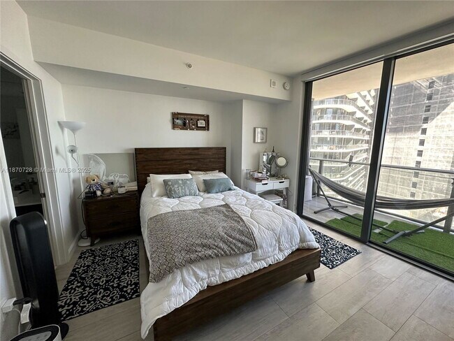 Foto del edificio - 45 SW 9th St