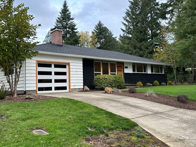 Foto del edificio - GORGEOUS RANCH STYLE HOME ON HUGE MANICURED LOT IN GARDEN HOME IN SW PORTLAND