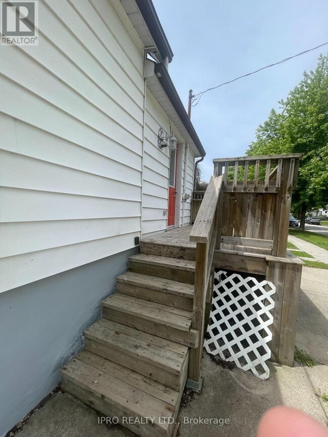 Building Photo - 281 Mitton St N