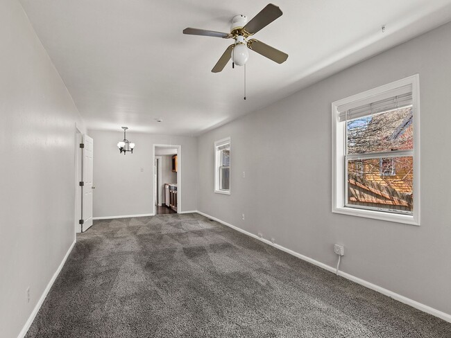 Building Photo - 3 Bedroom 2 Bathroom in Old Town Windsor!