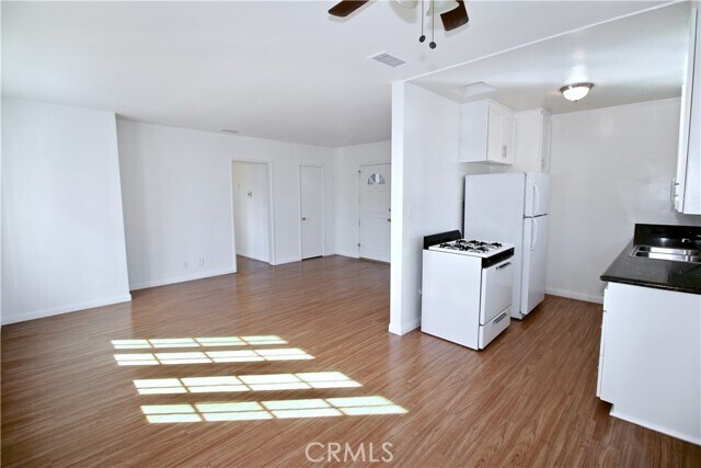 Foto del edificio - 6951 Simpson Ave