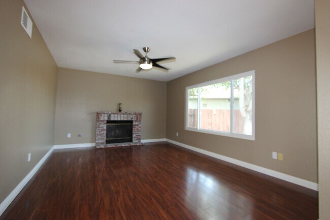 Foto del edificio - Beautiful 4 bedroom 2 bathroom home in Mira Mesa available now