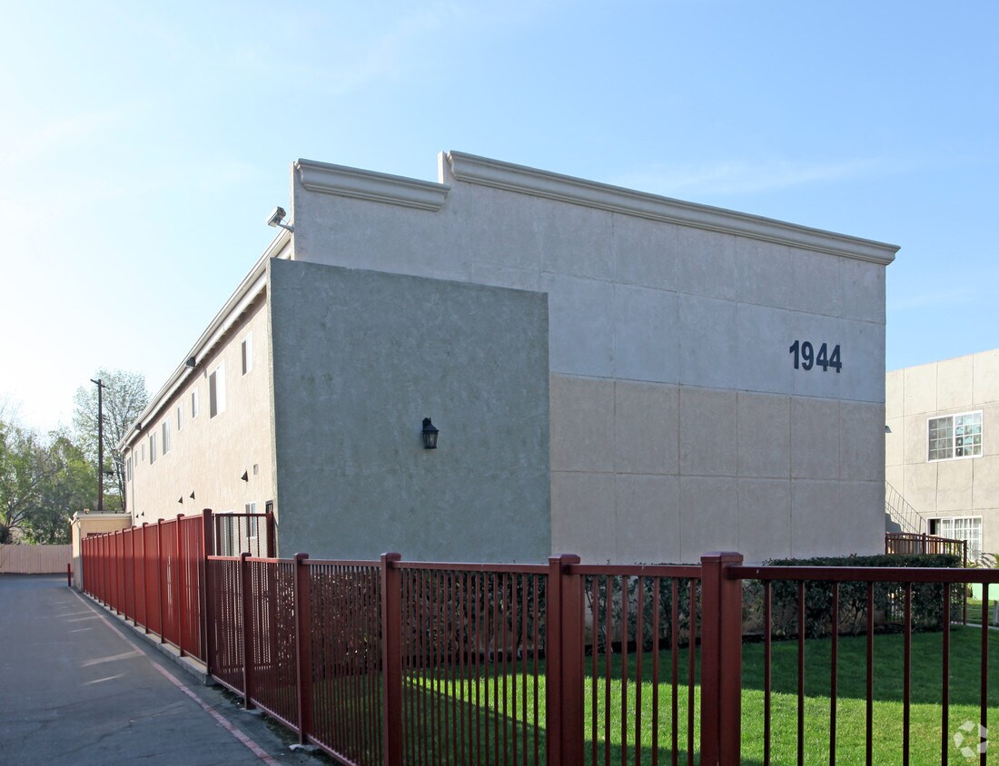 Building Photo - 1944 E Wilson Ave