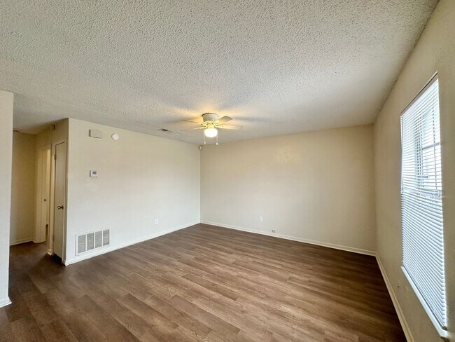 Building Photo - 624 Sunset Ln