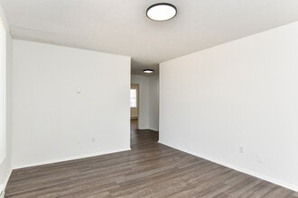 Building Photo - 423 Lily St