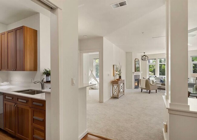 Foto del edificio - Spacious Downtown Kirkland condo!
