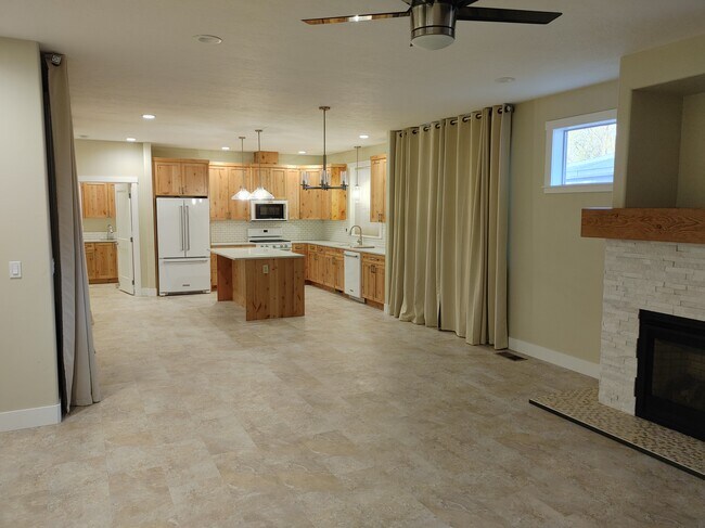Building Photo - 801 NW Rimrock Dr
