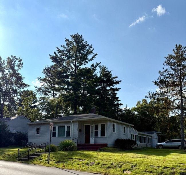 Foto del edificio - 3 BEDROOM NEAR CAMPUS AVAIL AUGUST 2026 @ $3,000 Monthly