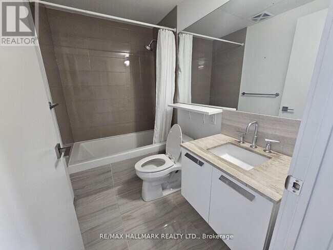 Photo du bâtiment - 50A-2250 Charles St E