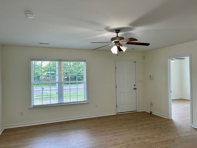 Building Photo - Beautifully Renovated 3-Bedroom, 2-Bath Ra...
